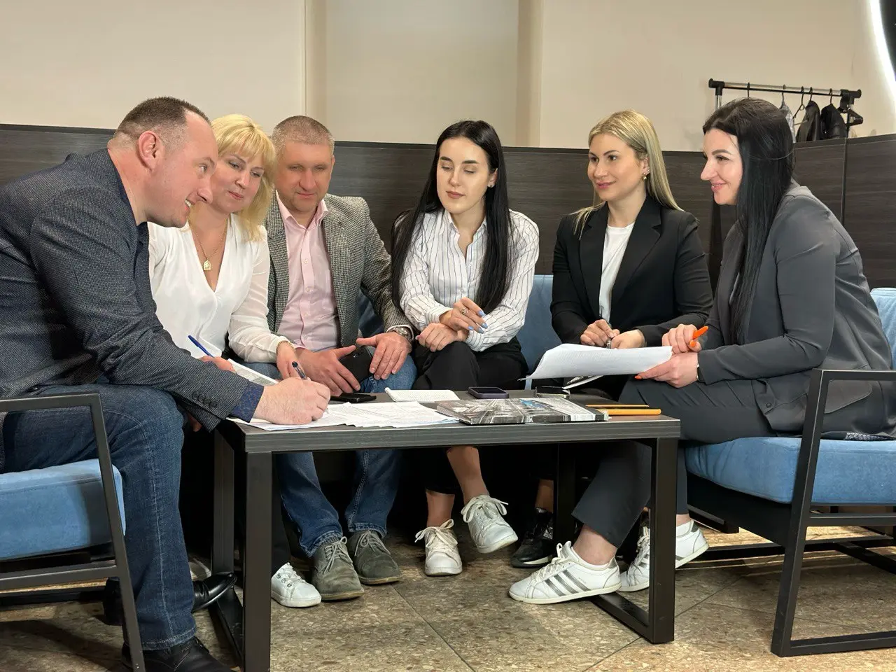 Відділ продажів компанії «АВІК-2000»